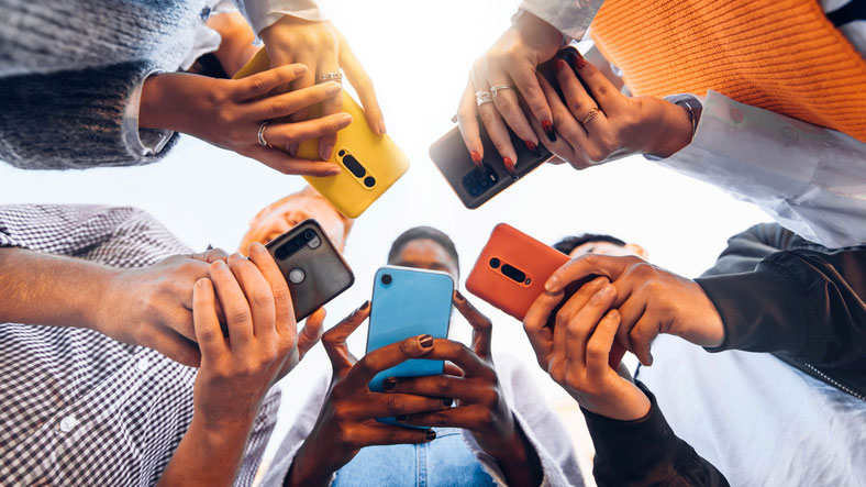 circle of friends on phones