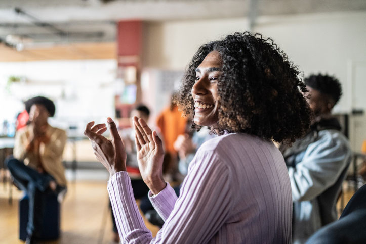 woman clapping in classroom group